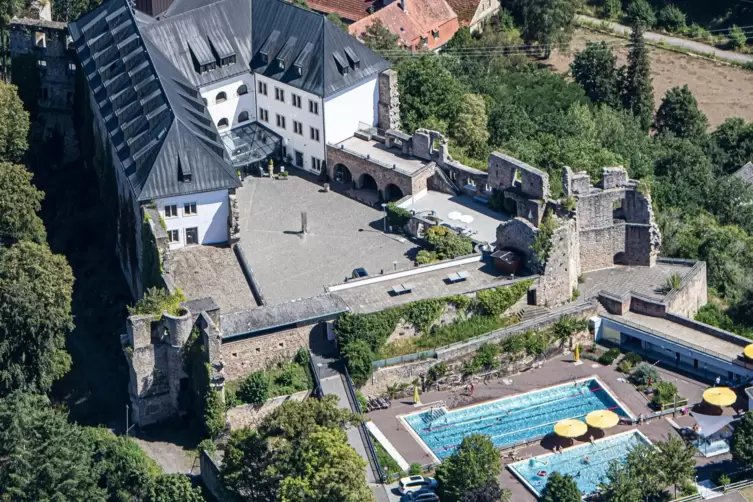 Die Jugendherberge in Altleiningen (Kreis Bad Dürkheim) mit dem öffentlichen Freibad.