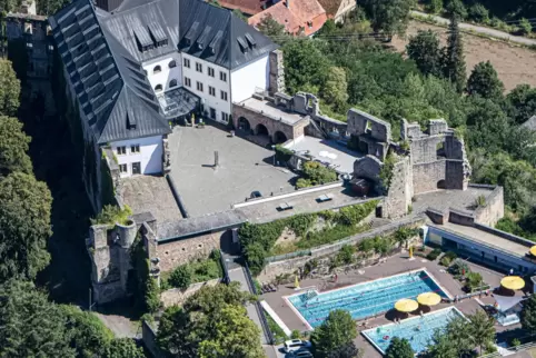 Die Jugendherberge in Altleiningen (Kreis Bad Dürkheim) mit dem öffentlichen Freibad.