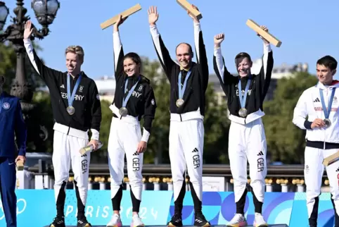 Traumerfüller: Lisa Tertsch und Lasse Lührs (Mitte) holten bei Olympia in Paris Gold mit der Staffel. Die 25-jährige Tertsch gew