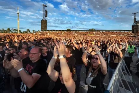 Premiere mit Nachspiel: Seinen ersten Besuch bei AC/DC dürfte der OB sich anders vorgestellt haben. 