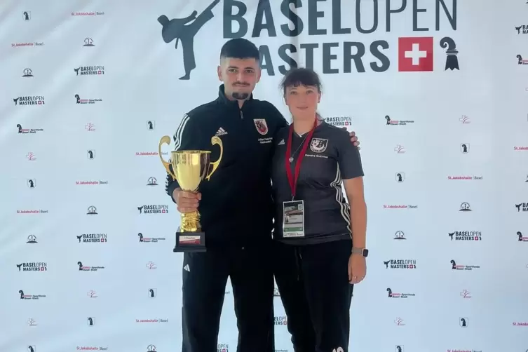 Julian Hadizadeh zusammen mit Coach Sandra Gutzmer nach dem Sieg in der Kata U21 beim Turnier in Basel.