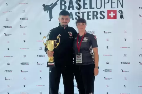 Julian Hadizadeh zusammen mit Coach Sandra Gutzmer nach dem Sieg in der Kata U21 beim Turnier in Basel.