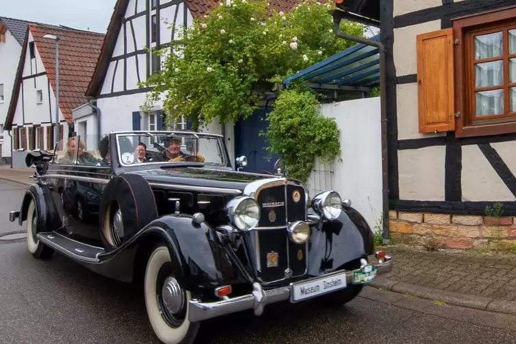 Die Fahrt ist kein Wettbewerb. Es geht ums Dabeisein und um den Kontakt zu anderen Oldtimer-Liebhabern.