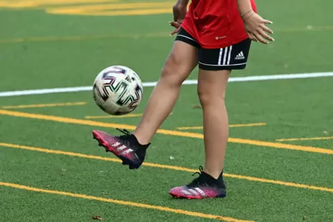 Mit Leistungsbereitschaft verfolgen Mädchen ihr Ziel, Profifußballerinnen zu werden, obwohl sie wissen, dass sie von dem Sport –