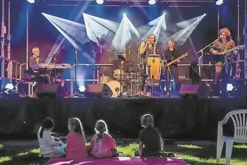 Sigrun Schumacher und das Trio Cajon sammeln mit ihrem Auftritt Spenden für die Sprachförderung in Schulen.