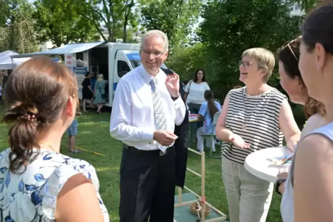 Rundgang beim Jahresfest der Diakonissen: Udo Langenbacher mit Mitarbeitern im Mutterhaus-Park.