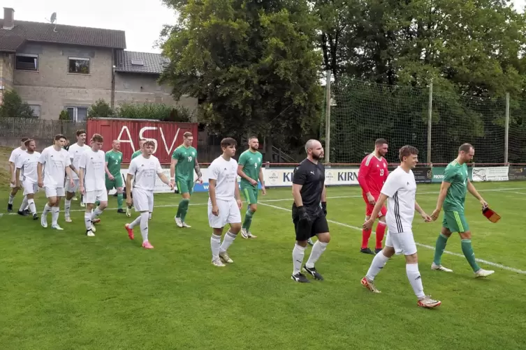 Der ASV Langweiler-Merzweiler (weißes Trikot) und die Bundeswehr-Nationalmannschaft laufen zum Freundschaftsspiel in Langweiler 