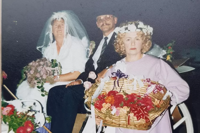 Umzug 1992: Margret und Willi Wirth fahren anlässlich ihrer silbernen Hochzeit in einer weißen Pferdekutsche mit. Blumenmädchen