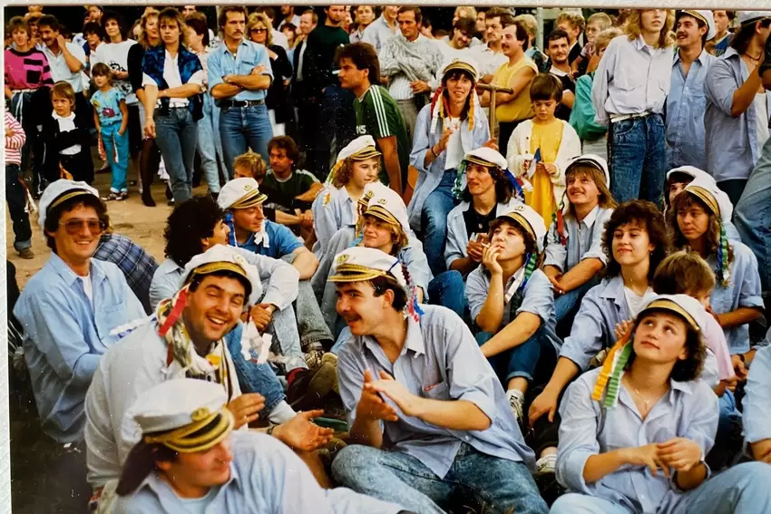 1988: Man lauscht der Kerberedd am Sonntag. Links Gary Dyer und Ian Blackie, die beiden ersten Kerbe-Engländer, denen noch viele