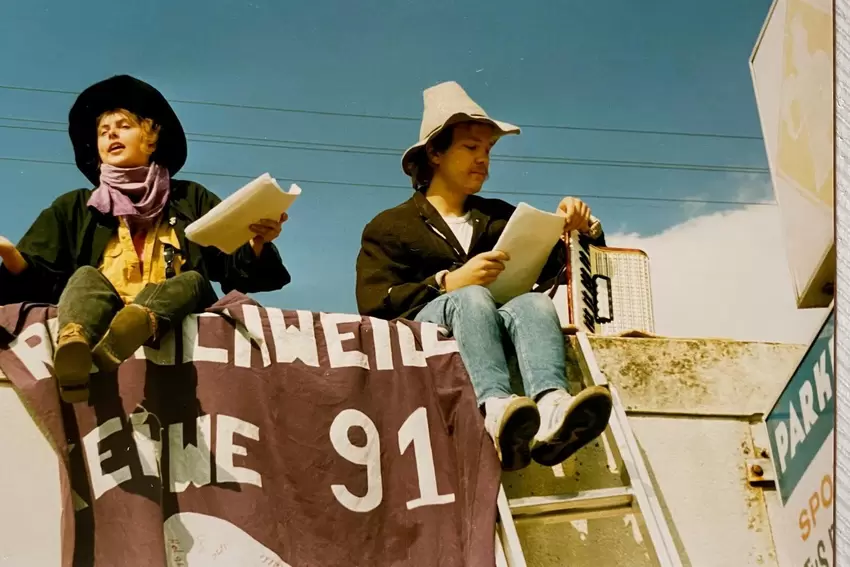 Kerberedd 1991: Auf dem Turnhallendach lesen Silvia Kämmer, damals Bastian, und Thomas Schmidt.