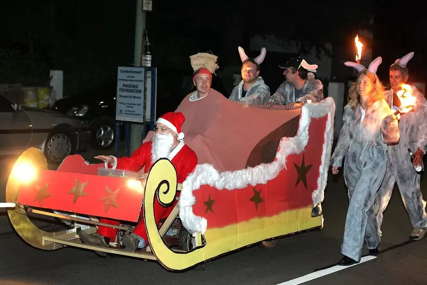 2005: Der Nikolaus fährt beim Umzug mit, und Knecht Ruprecht (Jörg Knerr) fehlt auch nicht. Gezogen wird der Schlitten von Eseln