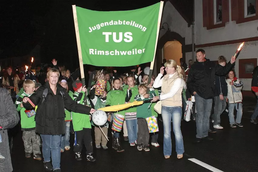 2008: Die Kinder vom TuS laufen beim Umzug mit.