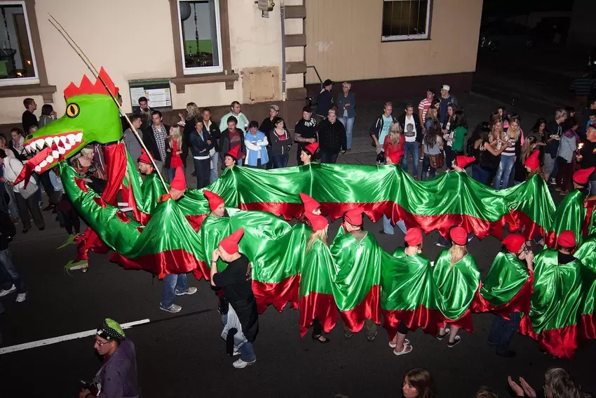 2013: Ein Kerbedrache schlängelt sich durch den Umzug.