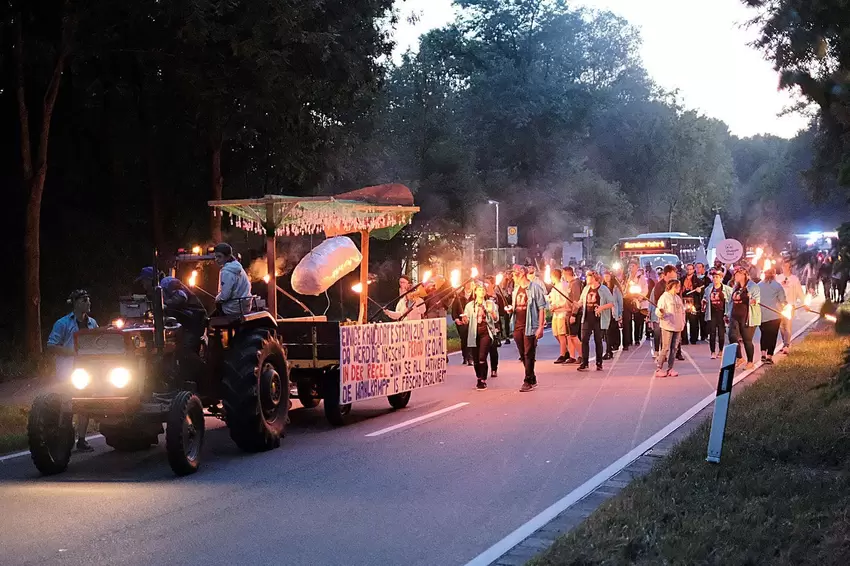 2018: Los geht’s mit dem Kerbeumzug bei Fackel- und Lampionschein.