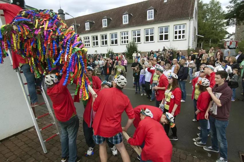 2015: Hinauf geht’s mit dem Strauß aufs Turnhallendach.