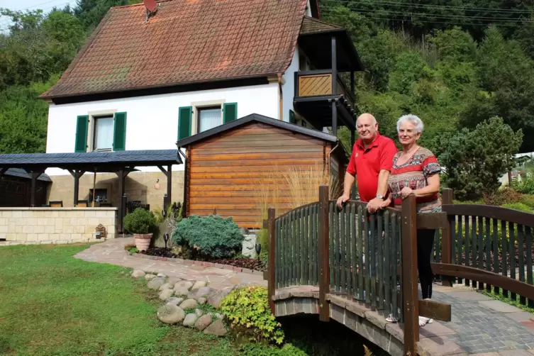 Die selbstgebaute Brücke führt über einen Graben und verbindet das Gelände ums Haus mit einer Wiese, auf der Apfelbäume stehen. 