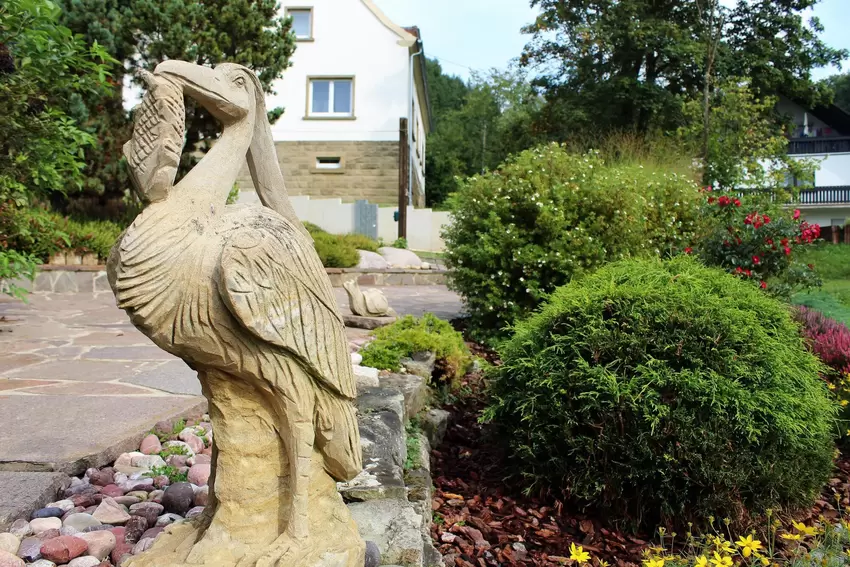 Der Sandsteinreiher mit Defekt am Schnabel wäre fast weggeworfen worden, doch Ernst Hebel flickte fachmännisch, sodass nur das g