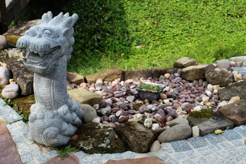 Steinerne Figuren unterschiedlicher Art fügen sich harmonisch in den Garten ein.