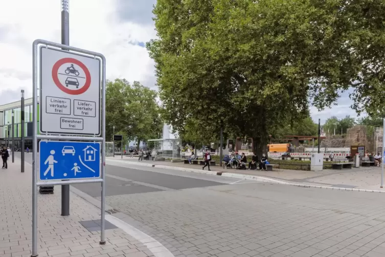 Ab Montag gibt es am Fackelbrunnen einen Bussteig auf der Nordseite. Die Bushaltestelle auf der Südseite wird wieder in Betrieb 