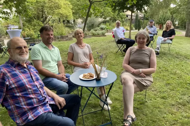 Möbel-Übergabe im Apothekergarten: Franz Rasp, Jochen Weisbrod, Brigitte Sauter, Annette Leuckel (von links, Tisch vorne) sowie 