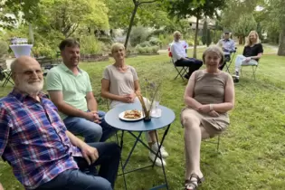 Möbel-Übergabe im Apothekergarten: Franz Rasp, Jochen Weisbrod, Brigitte Sauter, Annette Leuckel (von links, Tisch vorne) sowie