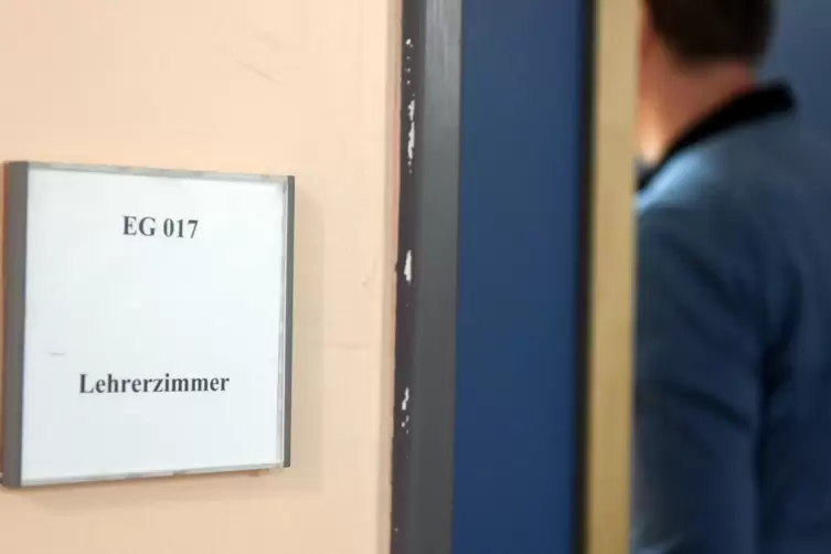 Manche Neuigkeiten haben nichts im Lehrerzimmer zu suchen.