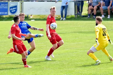 Erster Torschütze für Mechtersheim 2024/25: Dennis Arnst (blau) macht das 1:0 gegen Idar-Oberstein. Mit bislang fünf Treffern bl