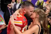 Taylor Swift küsst Travis Kelce