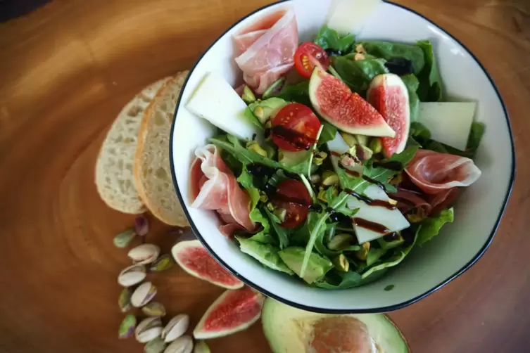 Salat Siciliano mit Schinken, gerösteten Pistazien und Feigen