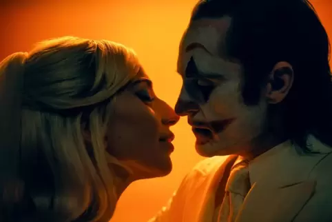  Harley Quinn (Lady Gaga) und Arthur Fleck (Joaquim Phoenix) sind verliebt . 