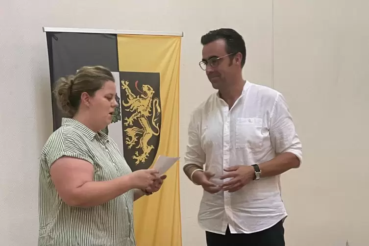 Ortsbürgermeister Mike Wünstel bei der Vereidigung seiner neuen Beigeordneten Jennifer Nauerth.