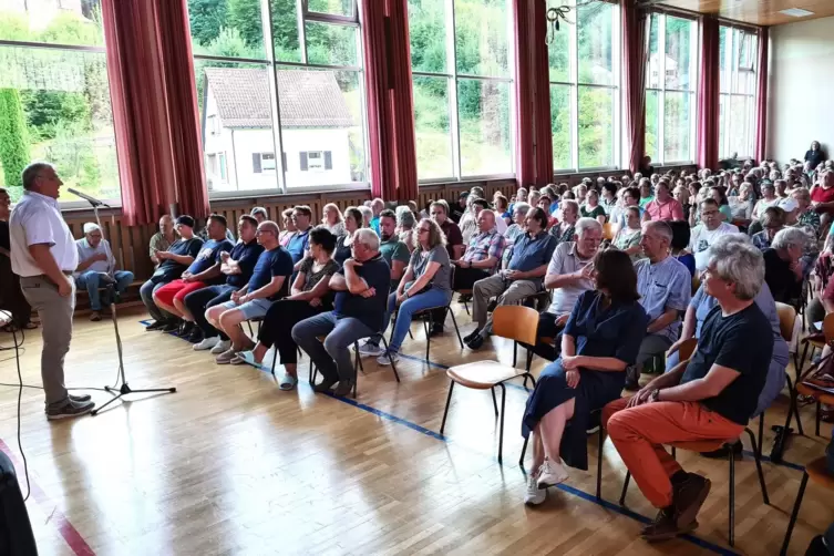 Volles Haus: Elmsteins Ortsbürgermeister Rene Verdaasdonk erläutert das Konzept des „Tante-Enso-Ladens“. 