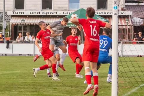 Tobias Schön (graues Trikot) köpft das 1:0 für den TSC. Anton Artemov ist zwar an ihm dran, kann aber ebenso wie Torwart Roberto