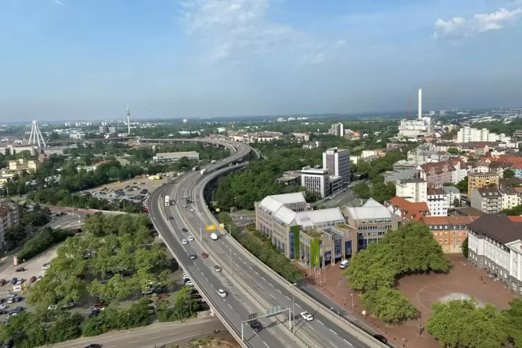 Die Kreisverwaltung (rechts im Bild) liegt unmittelbar neben der Hochstraße Nord. 