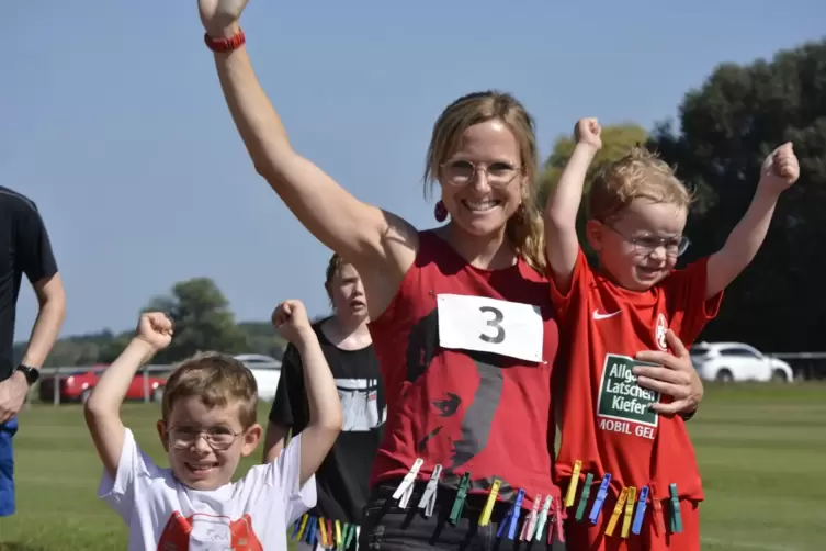 Eine Aufnahme vom Spendenlauf 2023: Carolin Gröbert (Mitte, Mitbegründerin von African Child, links Lenny Gröbert und rechts Sam