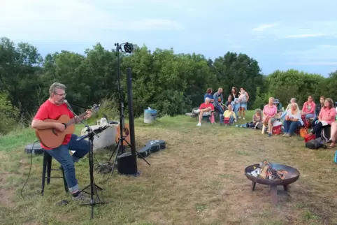 Lagerfeuerromantik mit Sänger und Gitarrist Marc Pointner hoch oben auf dem Berg und „Hoch auf dem gelben Wagen“. 