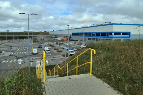 Die neu gebaute Halle am Steitzhof umfasst 51.000 Quadratmeter. Bislang steht sie leer.