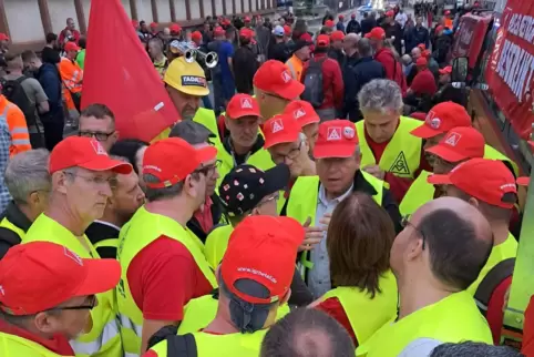 Die Tadano-Arbeiter sind in Streik getreten.