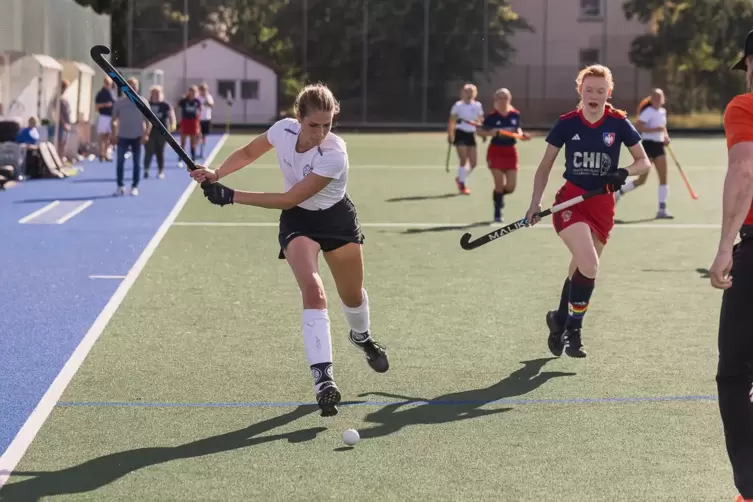 Alena Baumgarten schlägt den Ball in den Schusskreis.