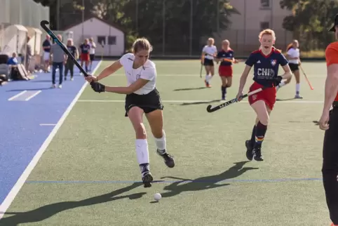 Alena Baumgarten schlägt den Ball in den Schusskreis.