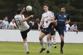 Da war es noch hell: Ludwigswinkels Spielertrainer Jens Keller (rechts) und Fabian Burkhart (links) von der SG Bruchweiler stehe