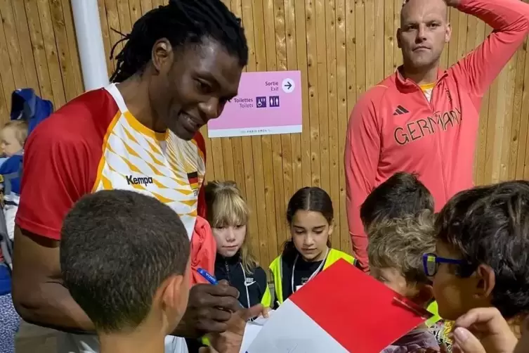 Geduldig jeden Autogrammwunsch erfüllt der deutsche Sitzvolleyball-Nationalspieler Tatang Francis Tonleu.