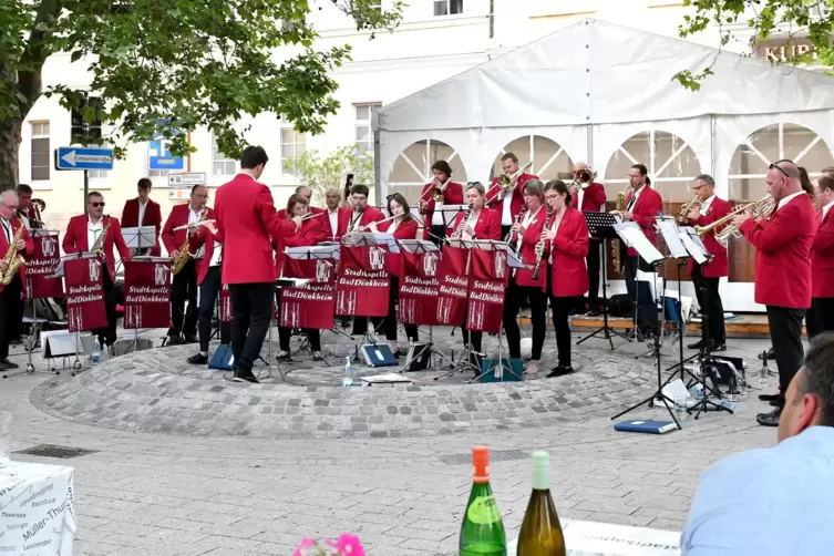 Die Stadtkapelle tritt am Sonntag im Weindorf auf. 