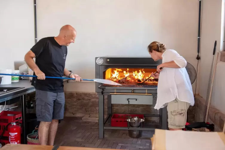 Freuen sich über die Einweihung des Backheisl: Johannes Roth und Barbara Ludwig. 