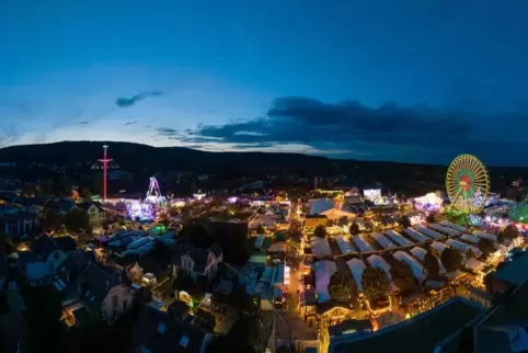 Der Wurstmarkt im Überblick: vorne rechts die Schubkarchstände, schräg dahinter das Riesenrad.