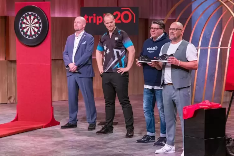 Der Vizepräsident des Deutschen Dartverbandes, Manuel Kramer, der frühere U23-Dart-Weltmeister Max Hopp verfolgen gespannt die P