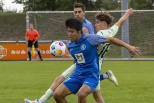 Gonsenheims Ryoji Matsumura (vorn) schirmt den Ball gegen Even Jülly ab.