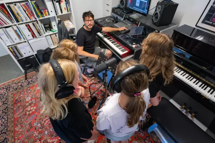 Den Klassensong professionell im Studio aufnehmen – dieses Erlebnis hatten Drittklässler der Siedlungsgrundschule in Speyer beim