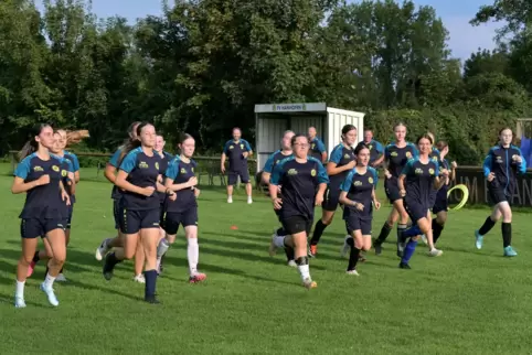 Mittwochabends wird trainiert: die B-Juniorinnen des FV Hanhofen.