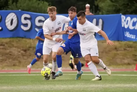 Jona Wildberger (links) und Marcel Korb (rechts) von der TSG Wolfstein-Roßbach stoppen Angreifer Silas Gutmann vom FK Pirmasens.